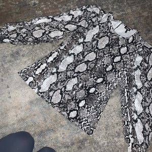 Puffy shoulder snake skin top